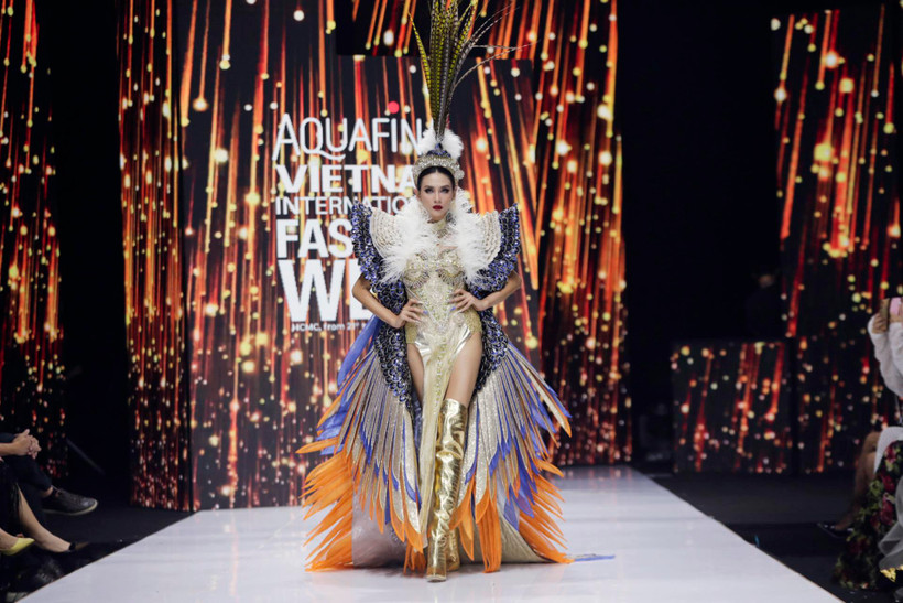 Vedette Võ Hoàng Yến lộng lẫy với bộ trang phục lấy cảm hứng từ phượng hoàng. (Ảnh: CTV/Vietnam+)