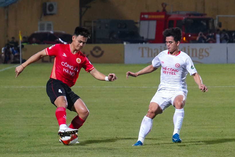 Công an Hà Nội (áo đỏ) nhận thất bại 1-2 trước Thể Công-Viettel ở vòng 21 V-League 2023/24. (Ảnh: Việt Anh/Vietnam+)