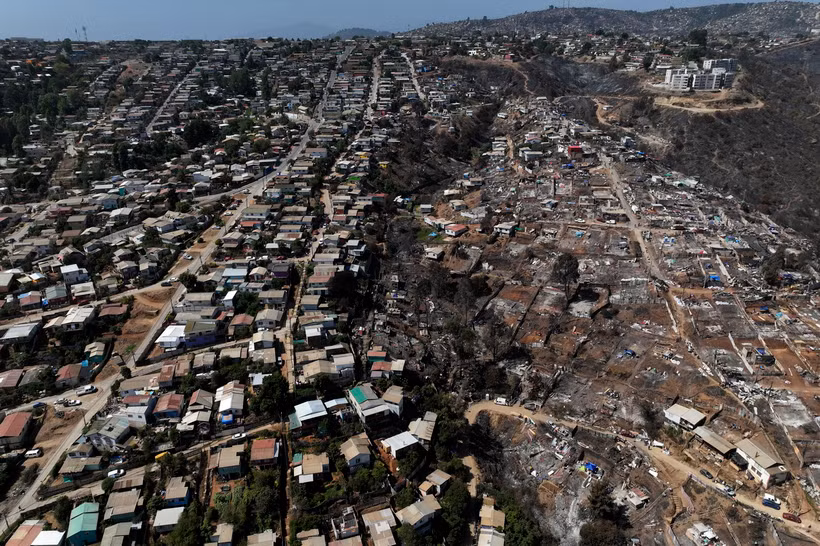 Những ngôi nhà bị thiêu rụi trong đám cháy rừng tại Las Pataguas, Viña Del Mar, Chile, ngày 8/2/2024. (Ảnh: AFP/TTXVN)