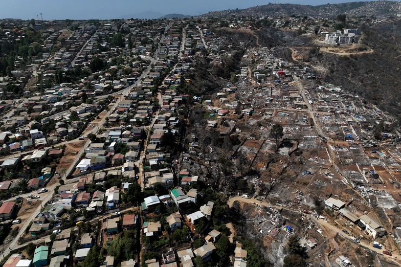 Những ngôi nhà bị thiêu rụi trong đám cháy rừng tại Las Pataguas, Viña Del Mar, Chile, ngày 8/2/2024. (Ảnh: AFP/TTXVN)