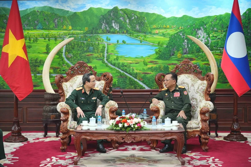 Thiếu tướng, giáo sư-tiến sỹ Lê Hữu Song báo cáo với Đại tướng Chansamone Chanyalath về những kết quả hợp tác thời gian qua. (Ảnh: Đỗ Bá Thành/TTXVN)