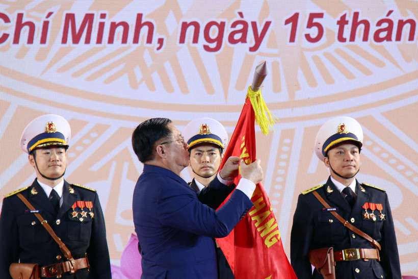 Thừa ủy quyền của Chủ tịch nước, Bí thư Trung ương Đảng, Trưởng Ban Tuyên giáo Trung ương Nguyễn Trọng Nghĩa đã trao danh hiệu Anh hùng Lao động cho Tổng Công ty Tân cảng Sài Gòn. (Ảnh: Tiến Lực/TTXVN)