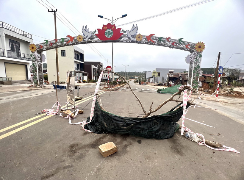 Tuyến đường Hùng Vương (thị trấn Khe Sanh, huyện Hướng Hoá) bị các hộ dân dùng các vật dụng và cành cây rào chắn, gây khó khăn cho việc lưu thông. (Ảnh: Nguyên Linh/TTXVN)