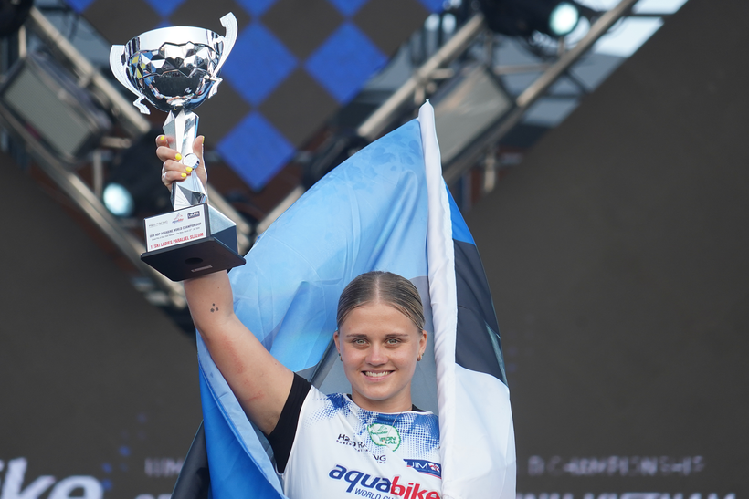 Tay đua nữ Jasmiin Ypraus (Estonia, mang số hiệu 64) về Nhất ở hạng mục Ski Ladies. (Ảnh: Việt Anh/Vietnam+)