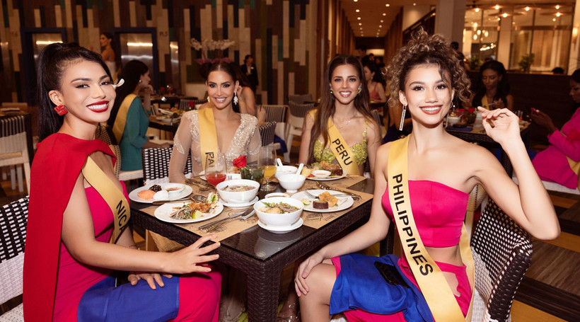 Các thí sinh đã dừng chân ở Hội An và thưởng thức ẩm thực địa phương. (Ảnh: BTC)