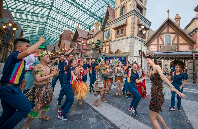 Du khách hào hứng với những trải nghiệm thú vị. (Ảnh: PV/Vietnam+)