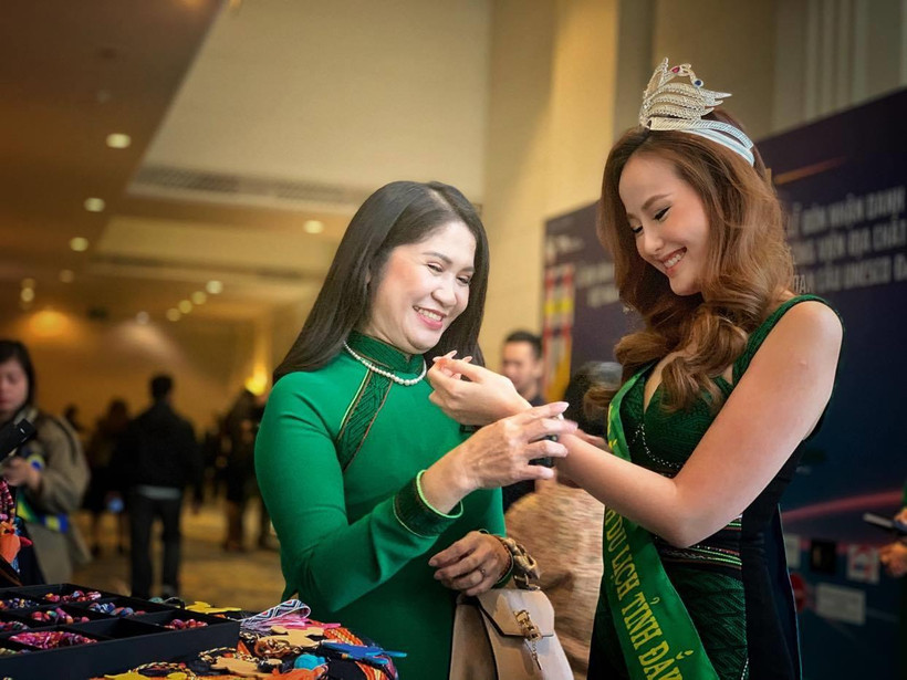 Bà Tôn Thị Ngọc Hạnh, Phó Chủ tịch tỉnh Đắk Nông (bên trái) (Ảnh: Mai Mai/Vietnam+)