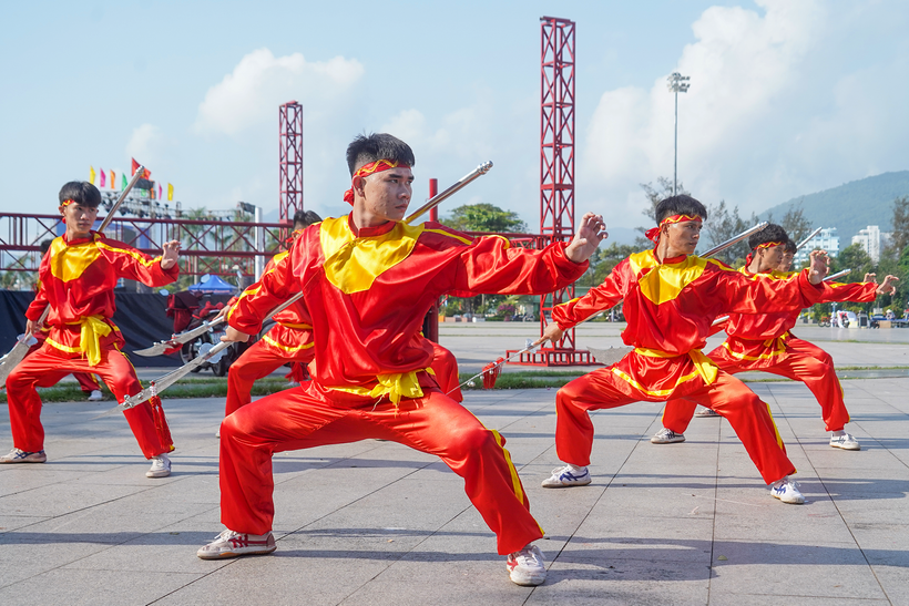 Tinh thần đam mê võ học được những người con của Đất Võ Bình Định lưu giữ và tiếp nối qua nhiều thế hệ. (Ảnh: Việt Anh/Vietnam+)