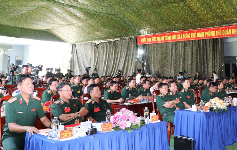 Các đại biểu dự khai mạc diễn tập tác chiến phòng thủ Quân khu 7 năm 2024. (Ảnh: Huyền Trang/TTXVN)