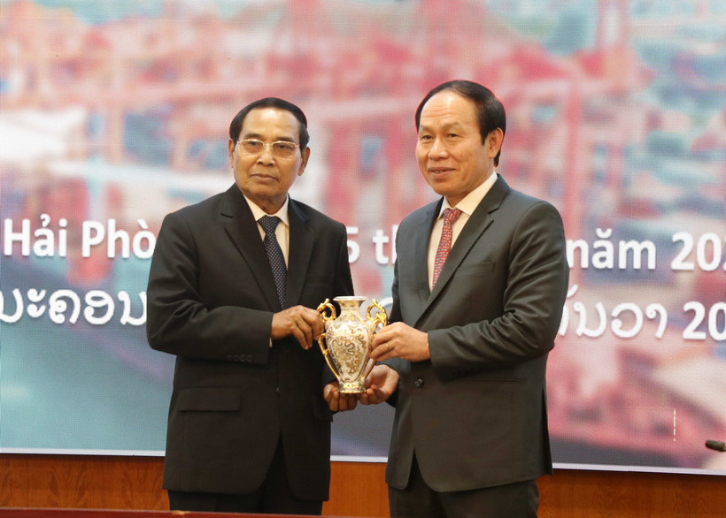 Phó Chủ tịch nước Lào Bounthong Chitmany (trái) và lãnh đạo thành phố Hải Phòng tặng quà lưu niệm. (Ảnh: Hoàng Ngọc/TTXVN)