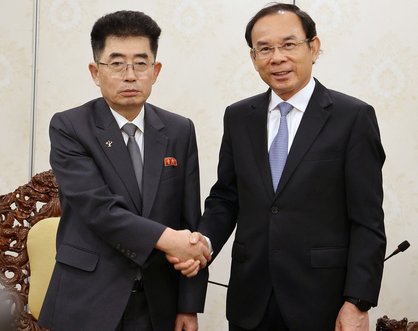 Bí thư Thành ủy Thành phố Hồ Chí Minh Nguyễn Văn Nên và Trưởng Ban Quốc tế Đảng Lao động Triều Tiên Kim Song Nam. (Ảnh: Thanh Vũ/TTXVN)
