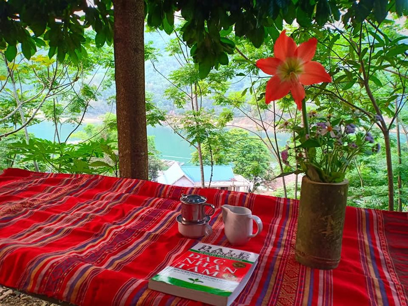 Góc thư giãn ngoài trời trong không gian Ngọc Nhềm homestay. (Ảnh: CTV/Vietnam+)