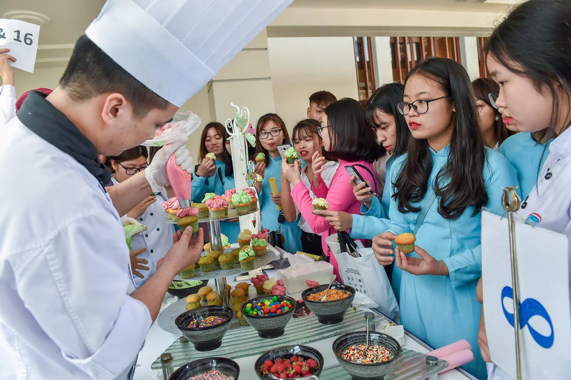 Sinh viên ngành du lịch học hỏi một số kỹ năng ẩm thực. (Ảnh: CTV)