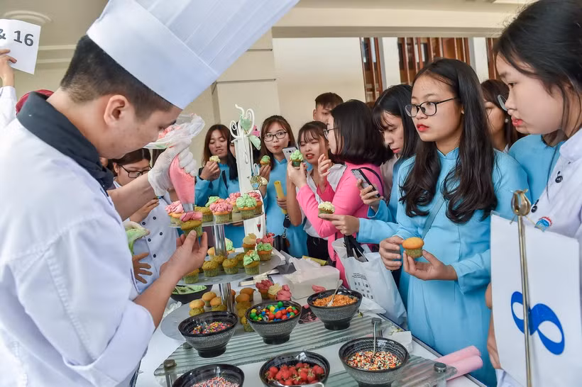 Sinh viên ngành du lịch học hỏi một số kỹ năng ẩm thực. (Ảnh: CTV)