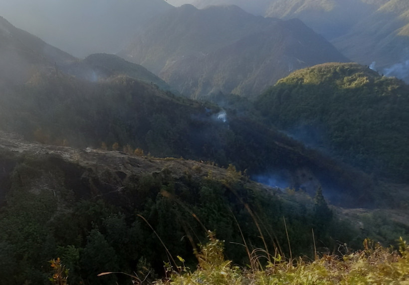 Lực lượng chức năng được cắt cử canh trực, tránh lửa bùng phát trở lại. (Ảnh: Quốc Khánh/TTXVN)