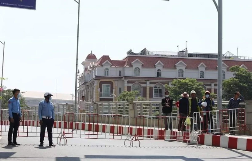 Cảnh sát tiến hành phong tỏa khu vực có ca nhiễm (Ảnh: Nguyễn Hùng/Vietnam+) 