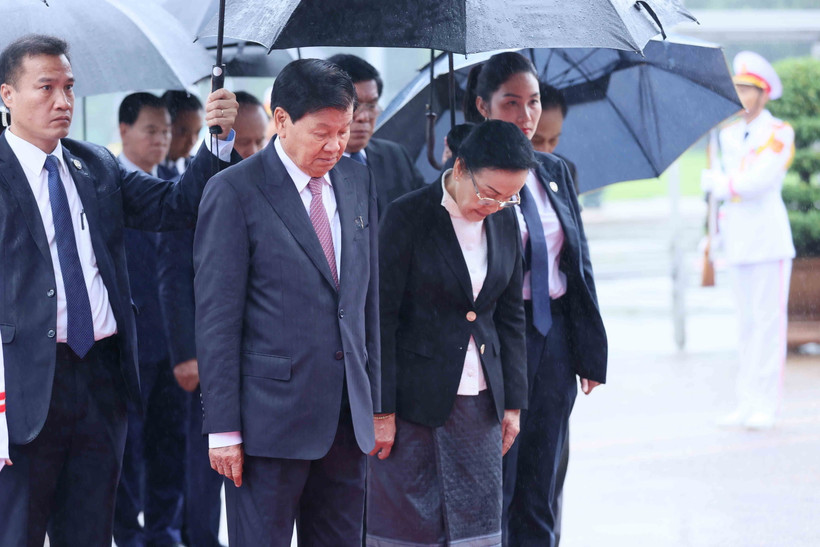 Tổng Bí thư, Chủ tịch nước Lào Thongloun Sisoulith cùng Phu nhân đặt vòng hoa và vào lăng viếng Chủ tịch Hồ Chí Minh. (Ảnh: An Đăng/TTXVN)