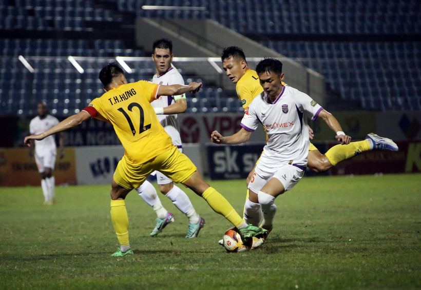 Pha tranh bóng quyết liệt giữa cầu thủ hai đội. (Ảnh: Trần Lê Lâm/TTXVN)