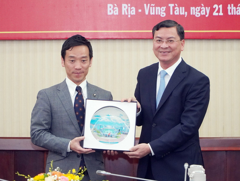 Ông Nguyễn Công Vinh, Phó Chủ tịch Ủy ban Nhân dân tỉnh Bà Rịa-Vũng Tàu, tặng quà lưu niệm cho ông Minamide Kenichi, Thị trưởng thành phố Izumiotsu. (Ảnh: Huỳnh Sơn/TTXVN)