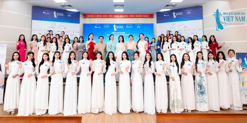 Dàn thí sinh và ban giám khảo sau vòng sơ khảo. (Ảnh: CTV/Vietnam+)