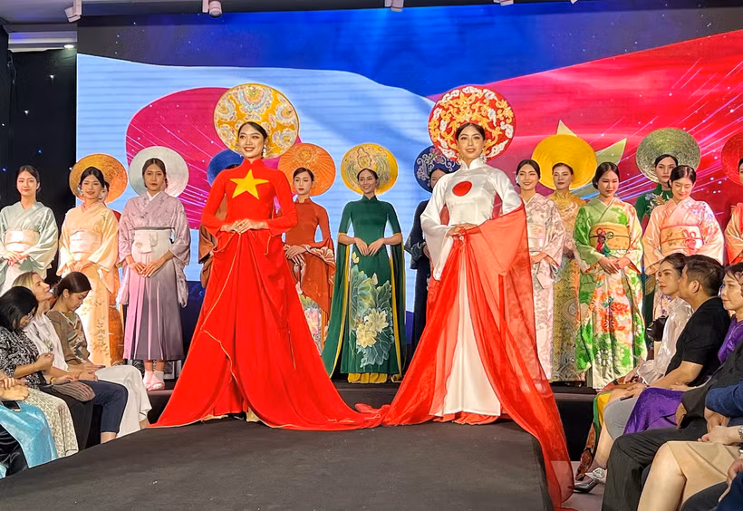 Giao lưu văn hóa hai nước Việt Nam-Nhật Bản thông qua thời trang. (Ảnh: M.Mai/Vietnam+)