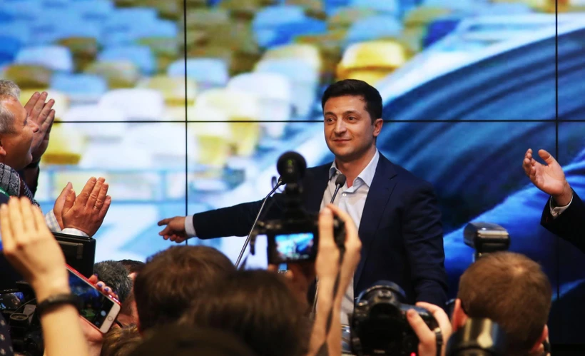Ông Volodymyr Zelenskiy (giữa) bên những người ủng hộ. (Ảnh: THX/TTXVN)