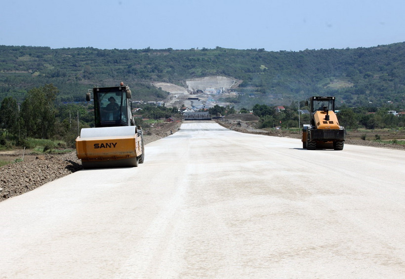 Hơn 9km tại gói thầu XL01 dự án Chí Thạnh-Vân Phong đang rải đá, lu lèn để chuẩn bị thảm bêtông nhựa. (Ảnh: Xuân Triệu/TTXVN)