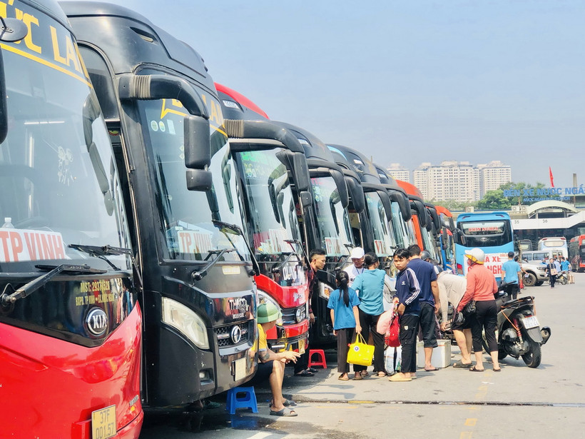 Phương tiện chờ xuất bến tại Bến xe Nước Ngầm ngày 27/4. (Ảnh: Tuyết Mai/TTXVN)