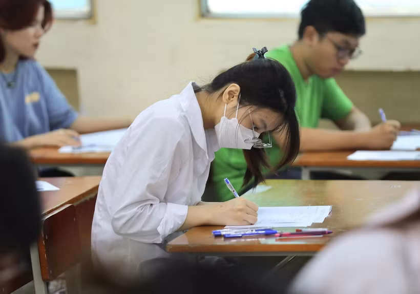 Thí sinh tham dự kỳ thi tốt nghiệp Trung học Phổ thông năm 2024 sẽ chính thức đăng ký dự thi trên hệ thống từ ngày 2-10/5. (Ảnh: TTXVN)