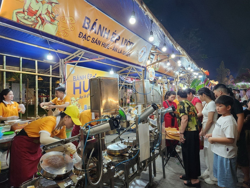 Tuần lễ Ẩm thực truyền thống Huế 2024 giới thiệu đa dạng các món ăn nhiều vùng miền. (Ảnh: Mai Trang/TTXVN)