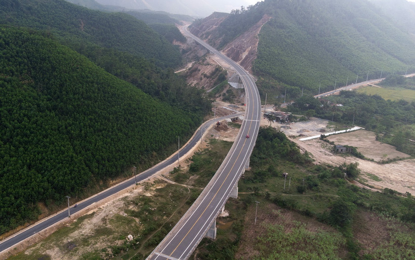 Tuyến đường La Sơn-Hòa Liên nối tỉnh Thừa Thiên-Huế và thành phố Đà Nẵng. (Ảnh: Quốc Dũng/TTXVN)