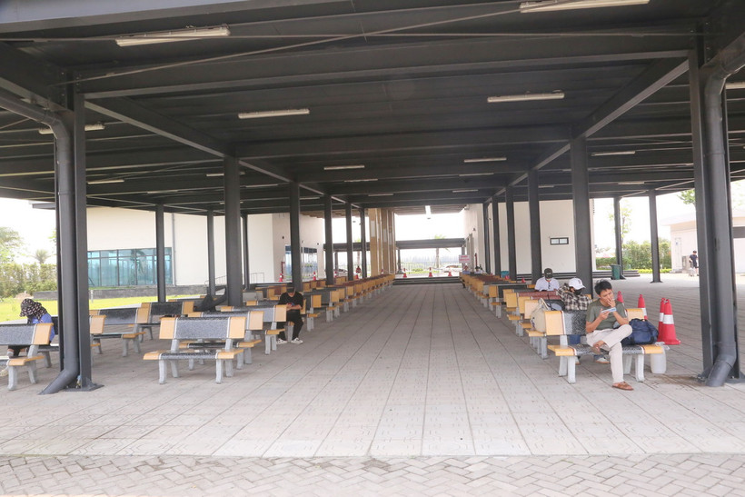 Khu vực nhà chờ bến phà Đồng Bài trưa 27/4. (Ảnh: Minh Thu/TTXVN)