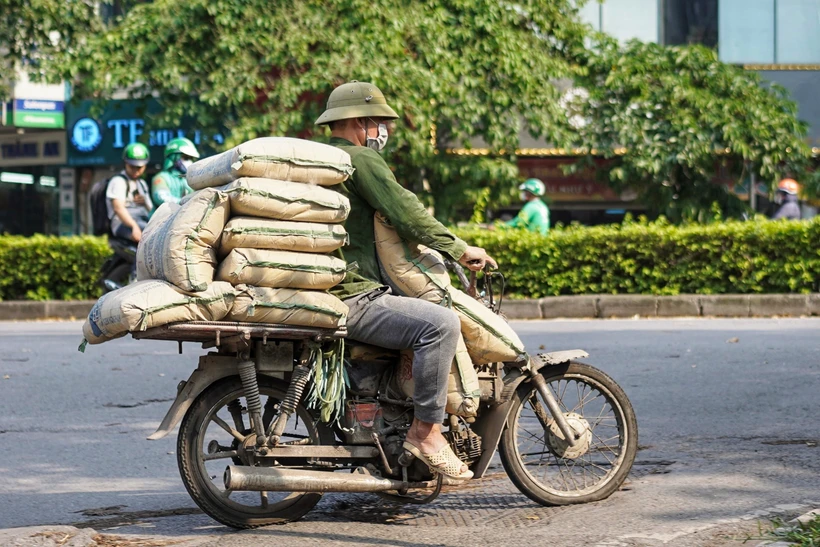 Người dân vất vả mưu sinh dưới nắng nóng. (Ảnh: Quỳnh Anh/TTXVN phát)