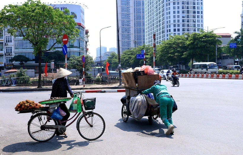 Người lao động mưu sinh dưới nắng nóng gay gắt. (Ảnh: Tuấn Anh/TTXVN)