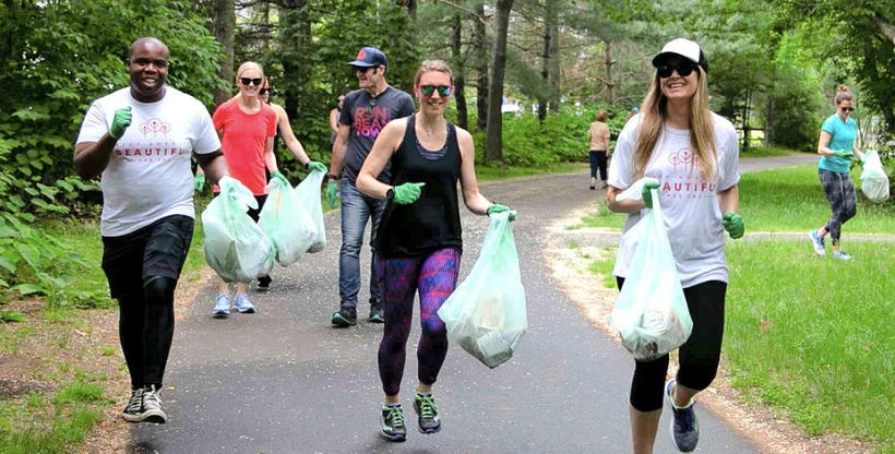 Bắt nguồn từ Thụy Điển, “plogging” là môn thể thao dành cho khách du lịch có thể vừa đi bộ và vừa thu gom rác dọc đường. (Ảnh: PV/Vietnam+)