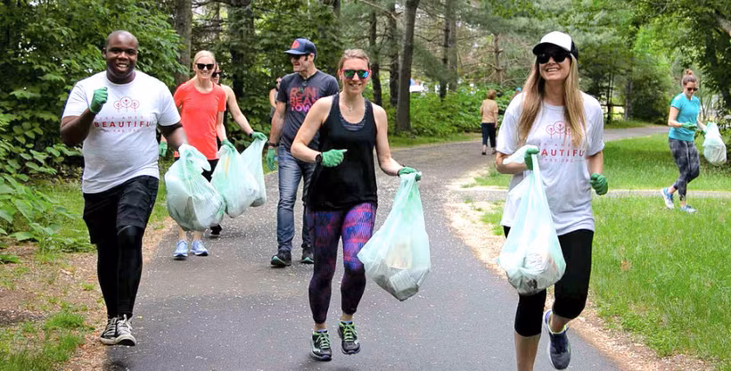 Bắt nguồn từ Thụy Điển, “plogging” là môn thể thao dành cho khách du lịch có thể vừa đi bộ và vừa thu gom rác dọc đường. (Ảnh: PV/Vietnam+)