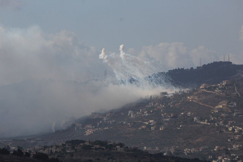 Khói bốc lên sau cuộc không kích của Israel tại khu vực miền Nam Liban. (Ảnh: THX/TTXVN)