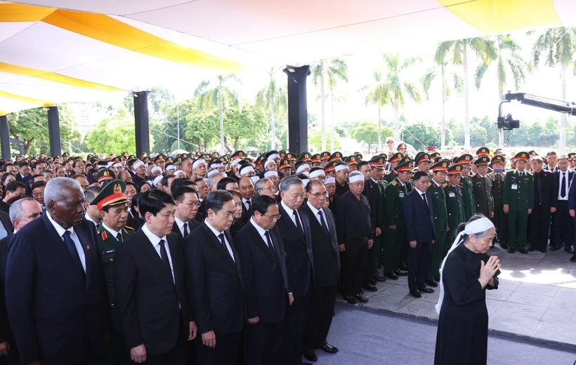 Phu nhân Tổng Bí thư cùng các đồng chí lãnh đạo, nguyên lãnh đạo Đảng, Nhà nước, đại biểu trong nước và quốc tế mặc niệm Tổng Bí thư Nguyễn Phú Trọng. (Ảnh: TTXVN)