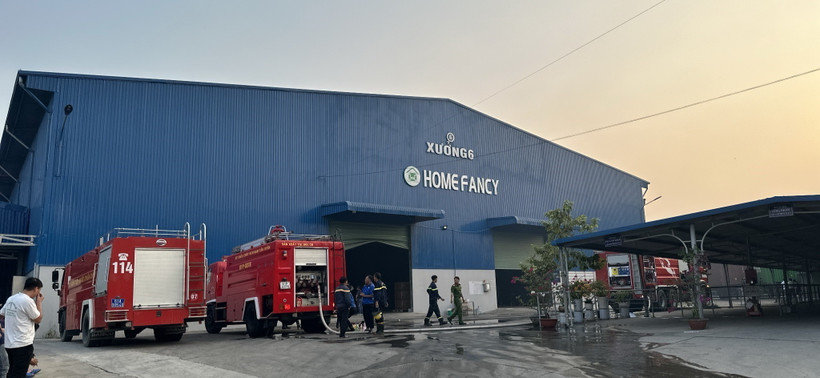 Lực lượng kịp thời khống chế cháy lớn tại nhà xưởng của Công ty Home Fancy Furniture Việt Nam. (Ảnh: TTXVN phát)