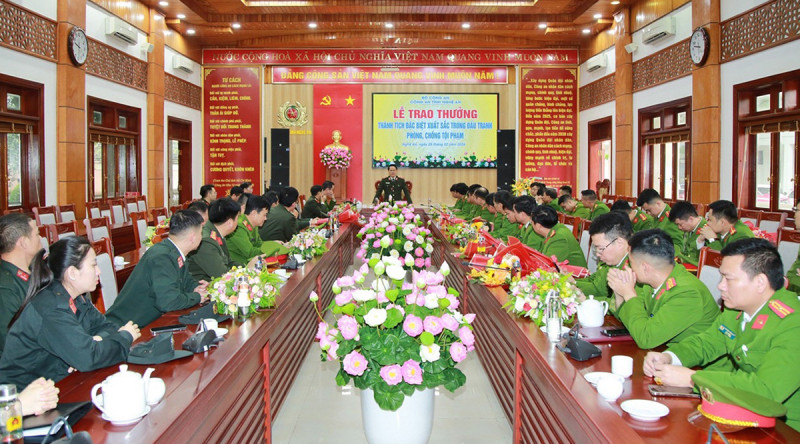 Công an tỉnh Nghệ An trao thưởng thành tích đặc biệt xuất sắc của các đơn vị, địa phương trong công tác đấu tranh phòng, chống tội phạm. (Nguồn: Công an Nhân dân)