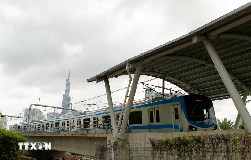 Đoàn tàu đầu tiên của tuyến metro số 1 (Bến Thành-Suối Tiên) chạy thử nghiệm. (Ảnh: Thanh Vũ/TTXVN)