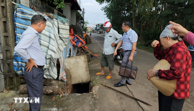 Đoàn kiểm tra phát hiện một lò bún nhỏ đang hoạt động có nước thải thoát ra ngoài. (Ảnh: Đậu Tất Thành/TTXVN)