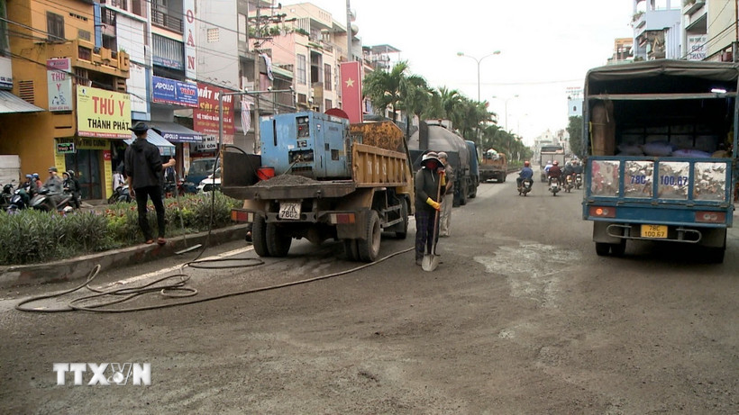 Đơn vị thi công khắc phục, sửa chữa các điểm hư hỏng. (Ảnh: Sỹ Thắng/TTXVN)