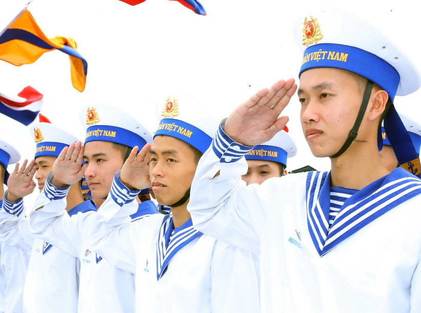 Các chiến sỹ Hải quân dự lễ tưởng niệm. (Ảnh: Trọng Đức/TTXVN)