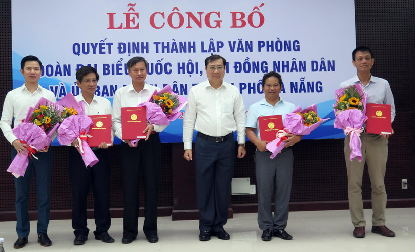 Chủ tịch UBND thành phố Đà Nẵng Huỳnh Đức Thơ trao Quyết định thành lập và bổ nhiệm chức danh lãnh đạo Văn phòng. (Ảnh: Nguyễn Sơn/TTXVN)