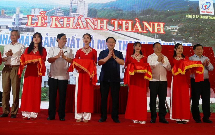 Phó Thủ tướng Vương Đình Huệ và các đại biểu cắt băng khánh thành Nhà máy gỗ MDF Thanh Thành Đạt. (Ảnh: Hoàng Ngà/TTXVN)