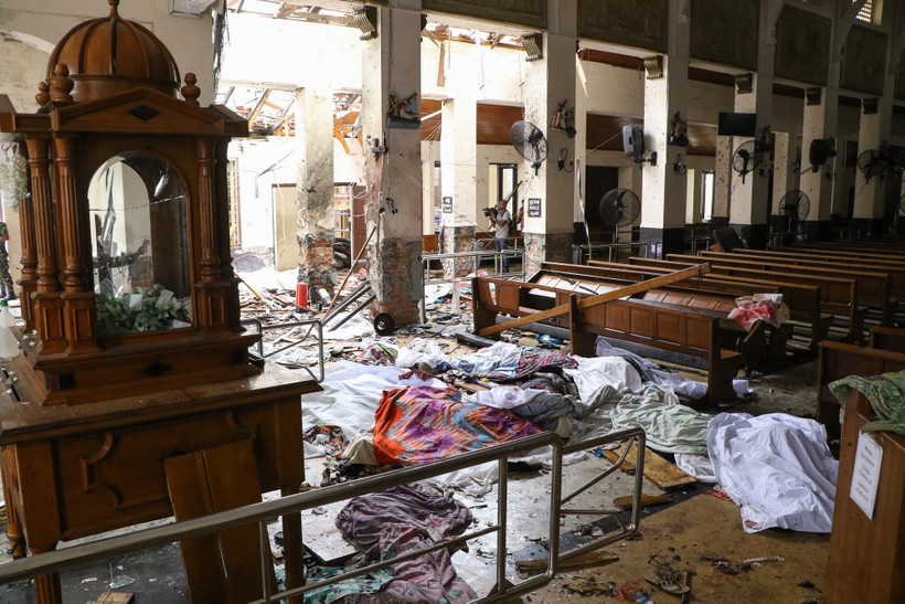 Hiện trường vụ nổ bên trong nhà thờ ở Kochchikade, Colombo, Sri Lanka, ngày 21/4/2019. (Ảnh: AFP/TTXVN)