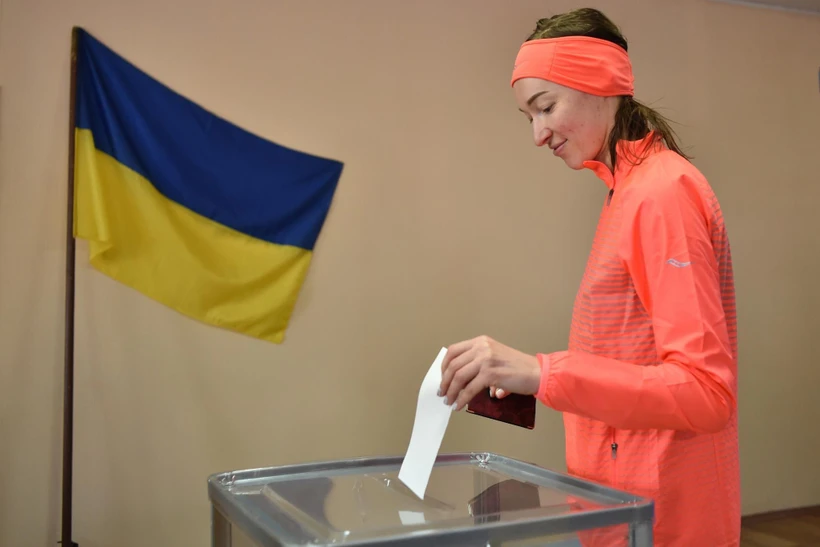 Cử tri bỏ phiếu trong cuộc bầu cử Tổng thống vòng hai tại điểm bầu cử ở Kiev, Ukraine, ngày 21/4/2019. (Ảnh: AFP/TTXVN)
