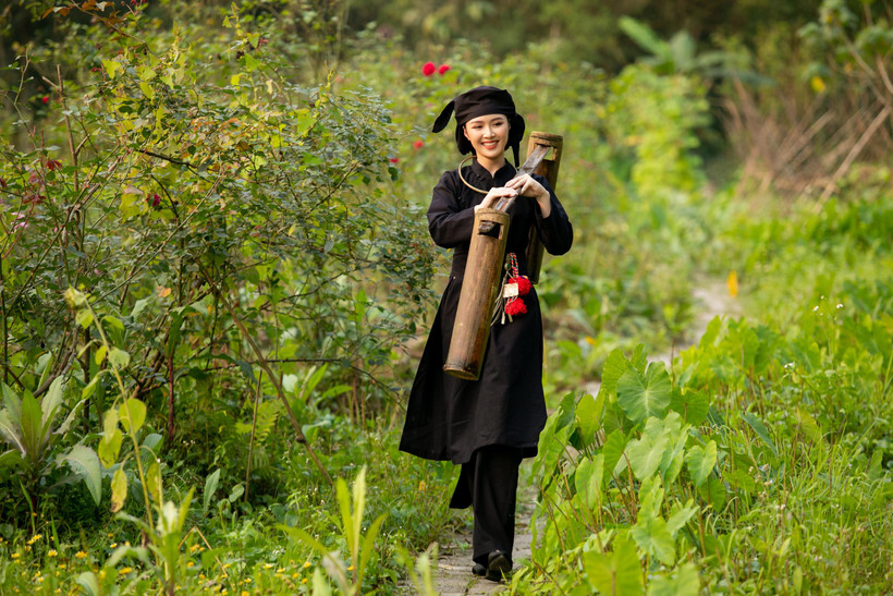 Các thí sinh quảng bá vẻ đẹp vùng trà Thái Nguyên. (Ảnh: CTV/Vietnam+)