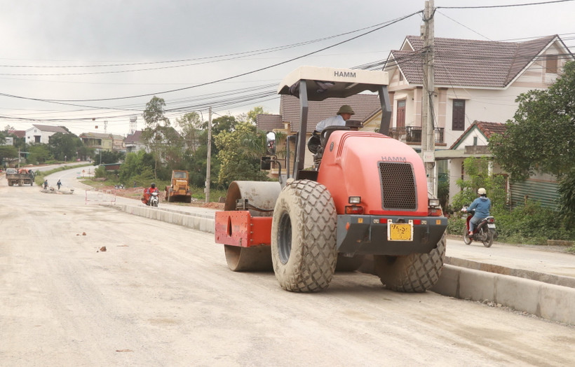 Thi công một tuyến đường ở thành phố Đông Hà, tỉnh Quảng Trị. (Ảnh: Nguyên Lý/TTXVN)